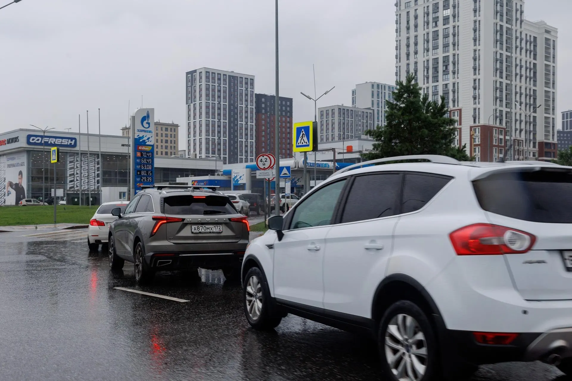 Запрет на экспорт дизтоплива объявлен в попытке защитить внутренний рынок и сдержать рост цен. Эксперт Фролов назвал решение логичным, но вынужденным и временным.