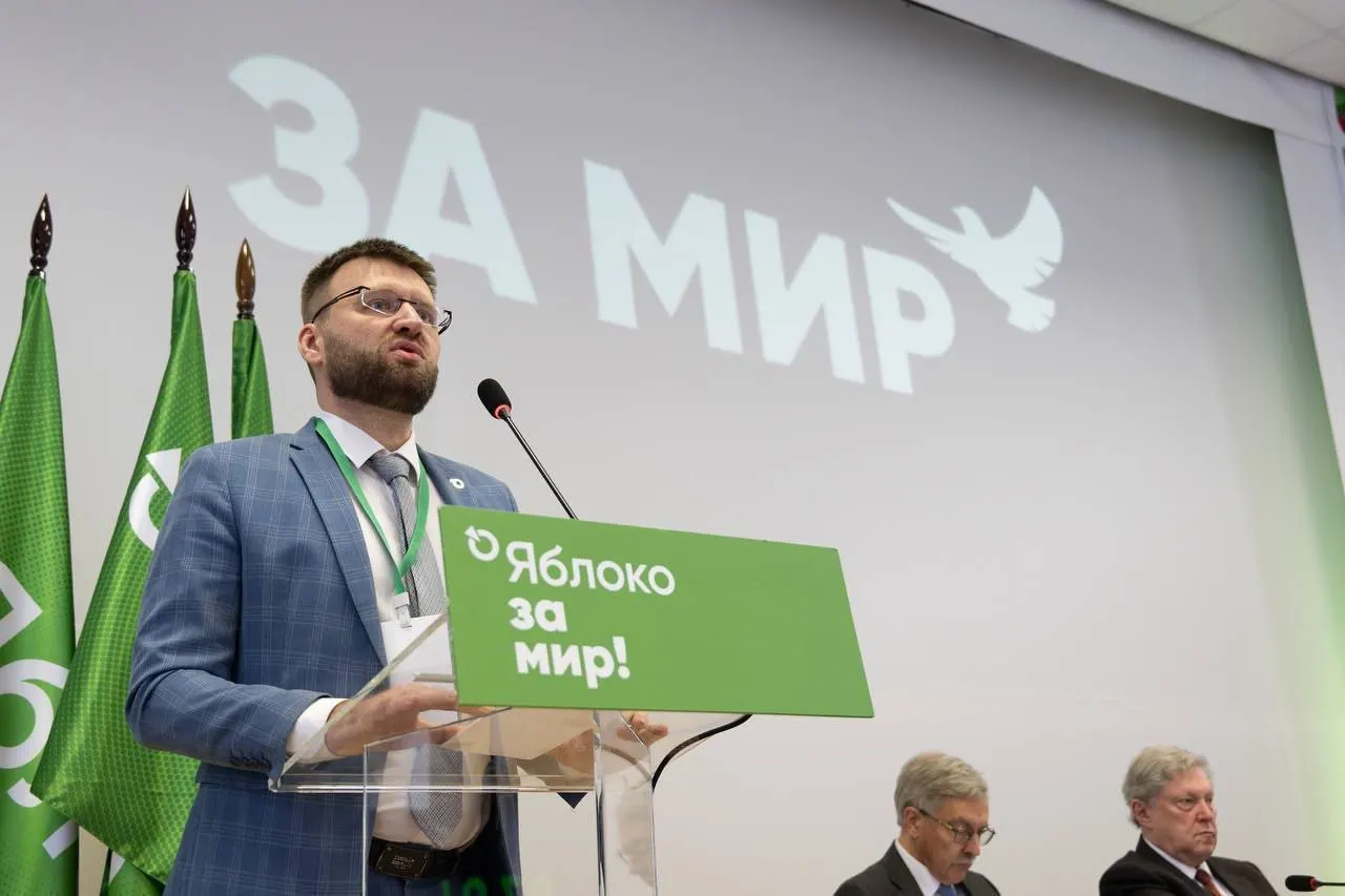 Ведомство признало за Дороховым «политическую деятельность»: в решении указаны поздравление от председателя партии, поездки в суд, возложение цветов и участие в видеоролике с бумажными самолётиками.