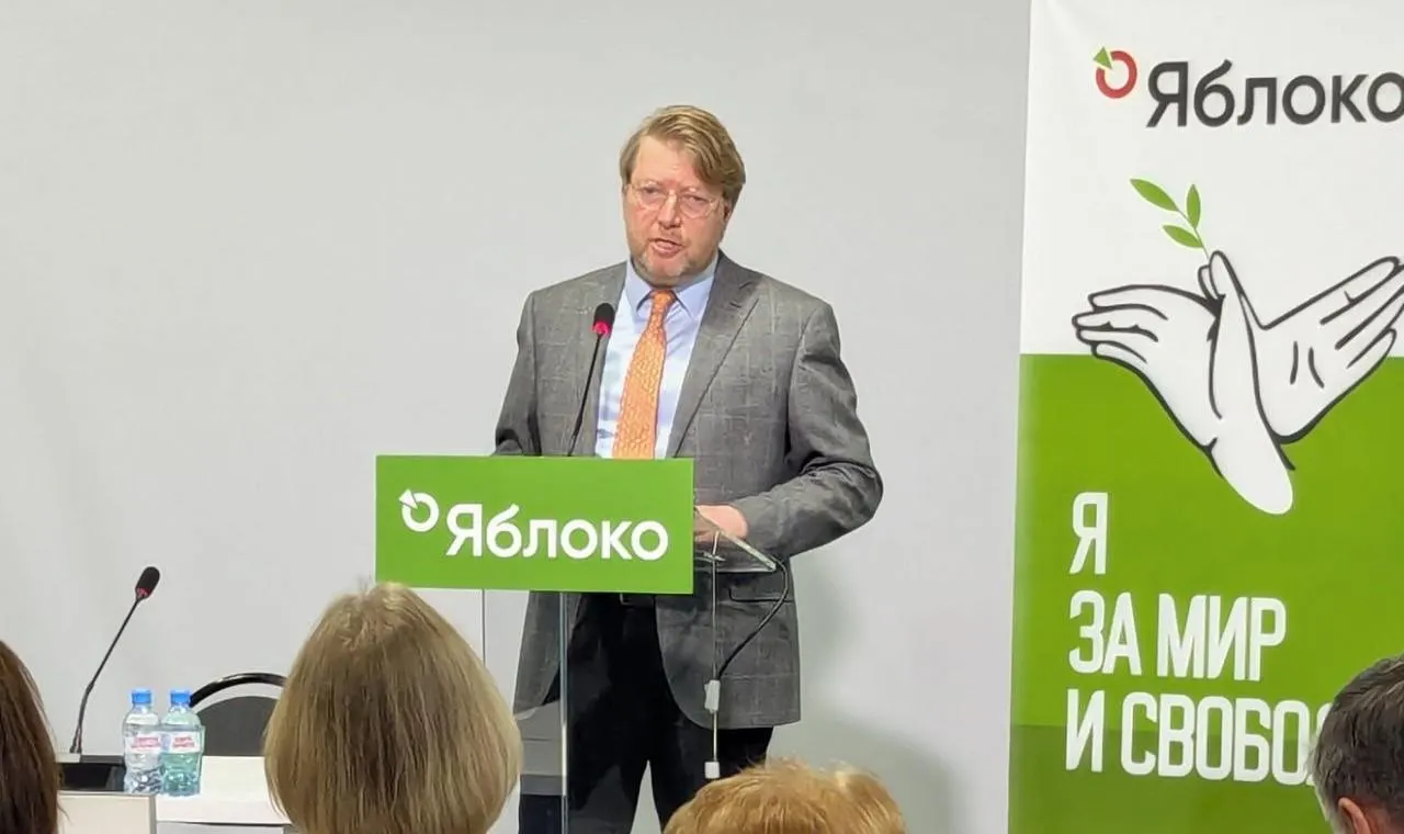 Верховный суд оставил в силе решение петербургского суда о штрафе председателю партии «Яблоко» за публикацию с изображением Алексея Навального; партия намерена обжаловать это решение в Конституционном суде.