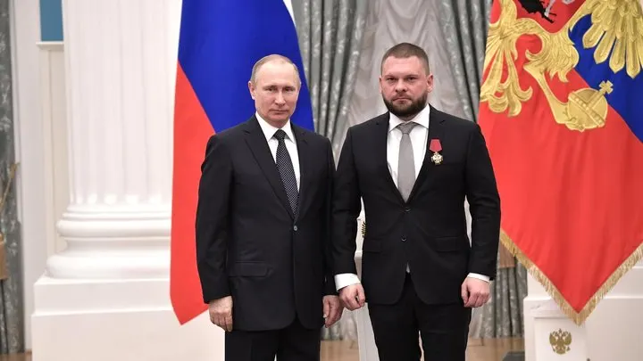 В декларациях ряда кандидатов «Единой России», в том числе одного из лидеров федерального списка, обнаружены акции и паи зарубежных компаний. В партии заявили, что необходимые операции с иностранными активами были завершены до подачи документов.