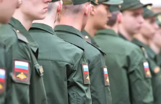 Правительство поддержало законопроект, позволяющий направлять призывников на службу в пожарные части МЧС — до нескольких тысяч человек, чтобы восполнить дефицит сотрудников и обеспечить работу караулов.