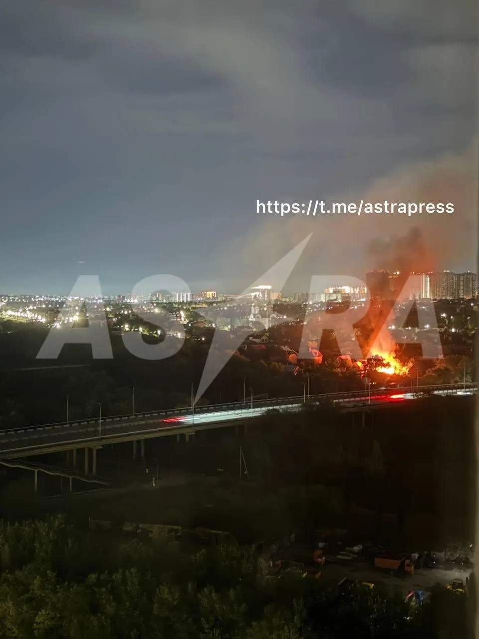 Атаки беспилотников в Белгороде и Ростове-на-Дону, удары по украинским регионам, рейды в петербургских ТЦ, обновления правил для продавцов и новые законы об ИИ и мигрантах — главное за ночь.