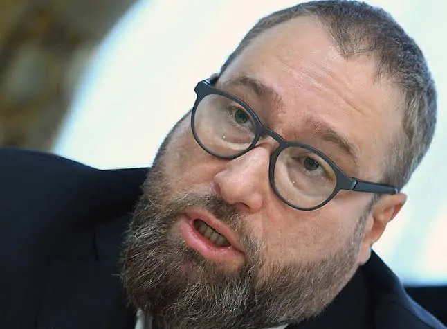 Первый зампред комитета Госдумы по информполитике Антон Горелкин оценил включение компаний в санкционные списки ЕС как официальное признание их вклада в построение цифрового суверенитета России; решение опубликовано в Официальном журнале ЕС.