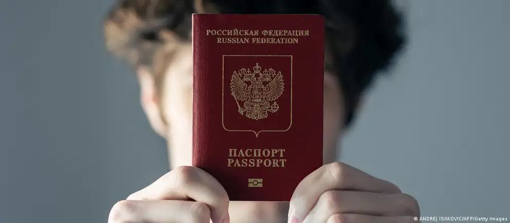 После возражений Франции и Италии Евросоюз пересмотрел первоначальный план визового запрета: теперь он предлагается только для лиц, непосредственно участвовавших в боевых действиях в Украине; при этом расширены гуманитарные и другие исключения. Решение планируют включить в 21-й пакет санкций и принять в середине июля.
