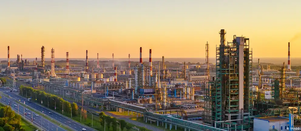 По предварительным данным, в Ярославле была атакована нефтеперерабатывающая площадка — двое ранены. Одновременно в аннексированном Крыму зафиксировали массовые отключения электроснабжения и возгорания в порту и на авиабазе.