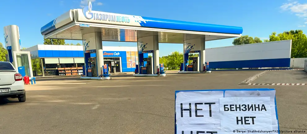 Росстат фиксирует сокращение производства нефтепродуктов почти на 22% в годовом выражении. Власти отмечают частичную стабилизацию рынка, но локальные ограничения и снижение мощностей сохраняют риск дефицита.
