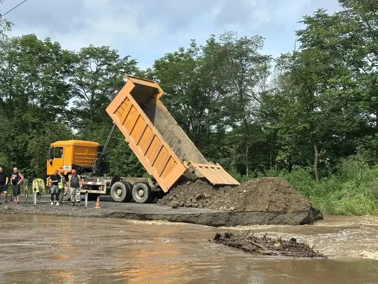 В районе Корсаково-2 после размыва маршрута несколько населённых пунктов оказались отрезаны от краевого центра. Проезд восстановили, но в округе остаются другие повреждённые подъезды, требующие ремонта.