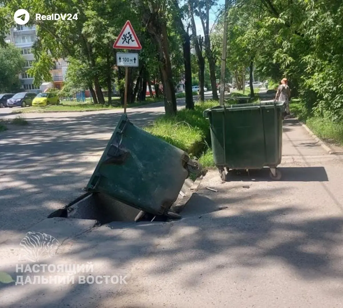 В районе ДОСов образовалась провальная яма, которую закрыли мусорным баком. Из‑за этого мусоровоз не может подъехать, отходы в жару источают неприятный запах, а жалобы жителей остаются без ответа.