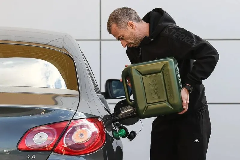 Из‑за остановок НПЗ переработка нефти упала до рекордного за 21 год уровня. Власти разрешили продажу бензина «Евро‑3», экологи предупреждают о риске резкого ухудшения качества воздуха в городах.