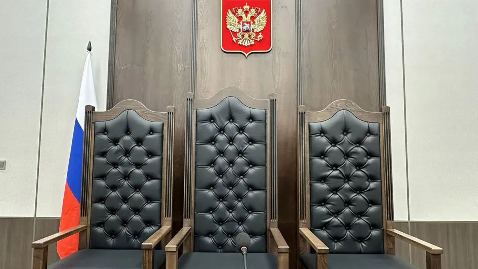 Правительственная комиссия поддержала инициативу снизить требования к образованию для секретарей судебных заседаний и ряда специалистов аппаратов судов. Авторы законопроекта рассчитывают на сокращение кадрового дефицита, эксперты просят учесть риски и условия труда.