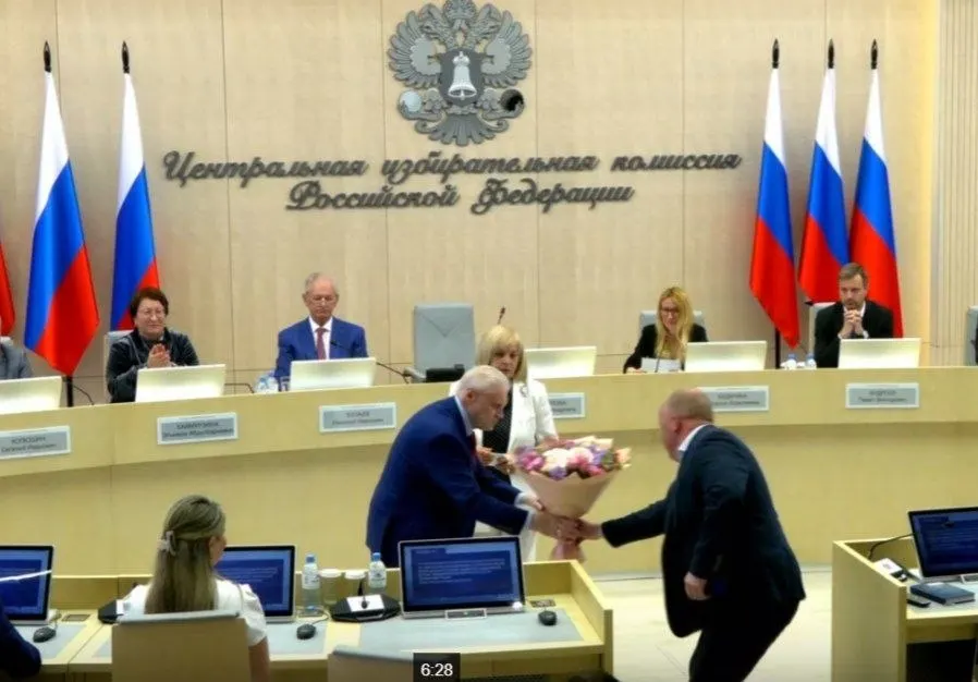 На 28-м заседании ЦИК единогласно зарегистрировали списки «Справедливой России», подтвердили 260 кандидатов, назначили члена с правом совещательного голоса и утвердили 43 финансовых уполномоченных партии «Яблоко» в 42 регионах.