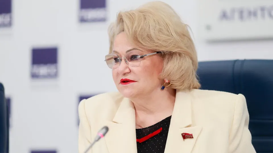 Глава думского комитета призвала власти честно рассказать о последствиях атак на нефтеперерабатывающие заводы: по её словам, почти треть НПЗ выведена из строя, что уже сказывается на поставках топлива, работе ритейла и подготовке к уборке урожая.