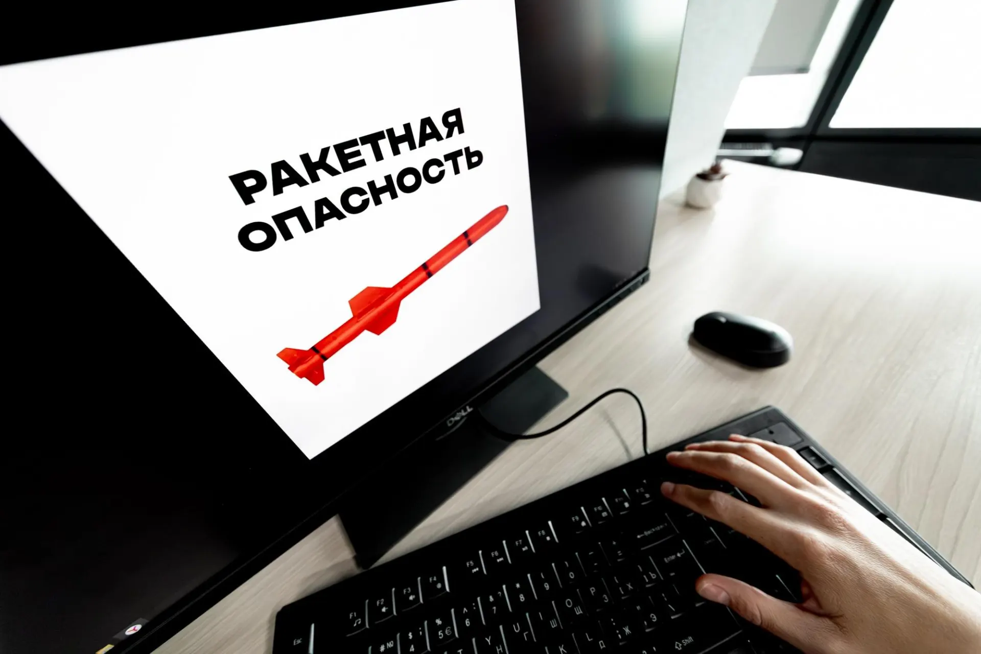 Жителям нескольких регионов, включая Воронежскую область, объявили ракетную опасность и подняли воздушную тревогу. Рекомендуется следовать указаниям экстренных служб и избегать открытых пространств.