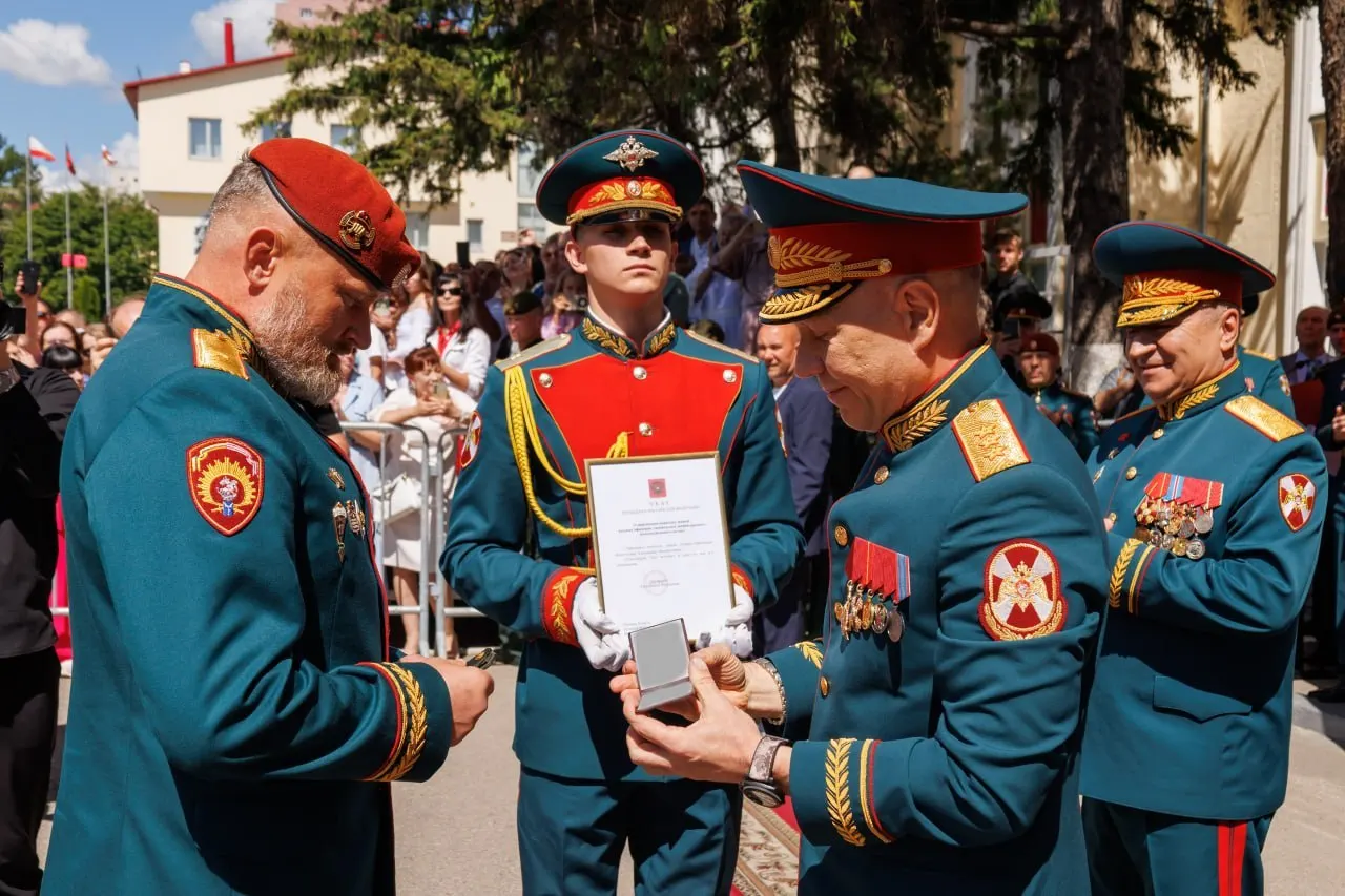 Начальнику Саратовского военного ордена Жукова Краснознаменного института войск национальной гвардии Александру Белоглазову присвоено воинское звание «генерал-лейтенант». Погоны и удостоверение вручил заместитель директора Федеральной службы войск национовой гвардии, генерал-полковник Анатолий Маликов.