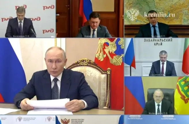Глава Забайкальского края доложил президенту о дефиците топлива в регионе и предложил два системных решения — развёртывание мини‑НПЗ и наращивание импорта — которые получили поддержку на совещании по топливно‑транспортному комплексу.