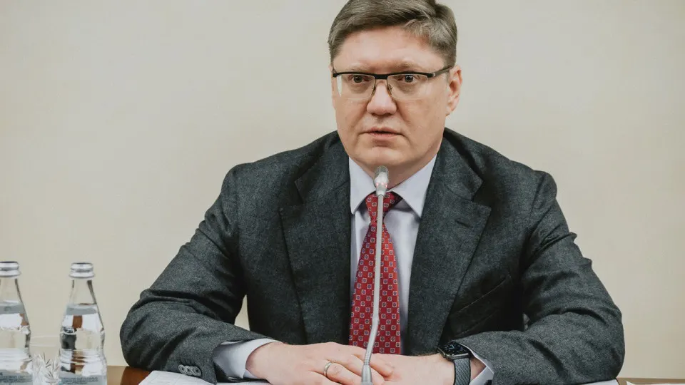 Заместитель руководителя фракции заявил, что перебои с топливом — следствие ударов противника по нефтеперерабатывающим мощностям; тем временем производство топлива резко сократилось, введены ограничения и возникли очереди на АЗС.