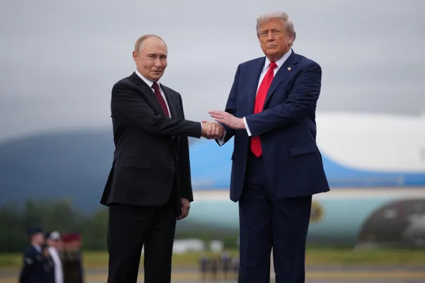 По информации информированных источников, Дональд Трамп намерен встретиться с Владимиром Зеленским во время саммита НАТО 7–8 июля в Анкаре, а после — провести телефонный разговор с президентом России. Вопрос прекращения войны на Украине остаётся в центре обсуждений.