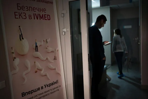 Депутаты приняли поправки в закон «О ветеранах»: жены участников боевых действий и женщины‑ветераны с инвалидностью смогут бесплатно пройти процедуру экстракорпорального оплодотворения. Суррогатное материнство не покрывается; за забор и криоконсервацию материала нужно будет платить самостоятельно.