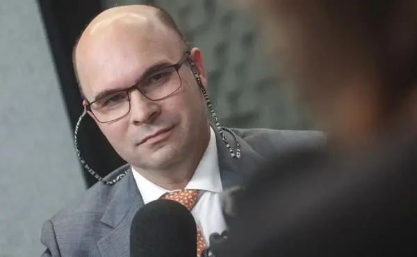 В прямой линии зампред Банка России Алексей Заботкин объяснил, почему нельзя зафиксировать курс рубля по модели Китая, охарактеризовал динамику валюты за год, перечислил ключевые драйверы курса и прокомментировал позицию регулятора по вкладам и инфляционным рискам.