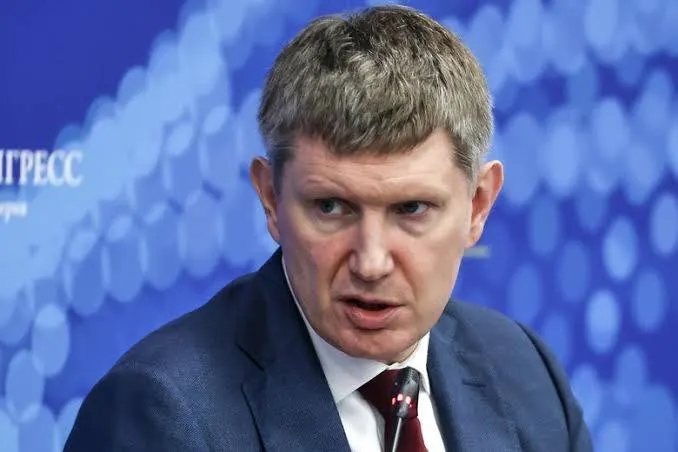 Минэкономразвития утвердило новые правила: гостиницы с более чем 50 номерами с 1 сентября 2026 года должны принимать постояльцев при подтверждении личности через национальный мессенджер. Отелям предстоит оперативно подключить системы и обучить персонал; техническую поддержку окажет крупная IT‑компания.