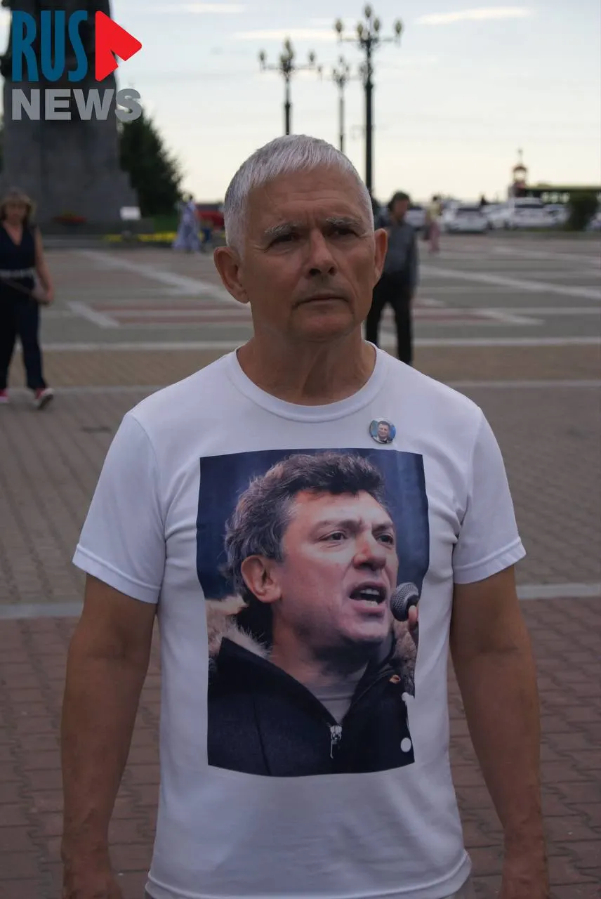 Зигмунд Худяков появился на Комсомольской площади в футболке с изображением Бориса Немцова и публично прочитал посвящённое «обывателю» стихотворение. Ранее его уже задерживали и суд назначил трое суток ареста.