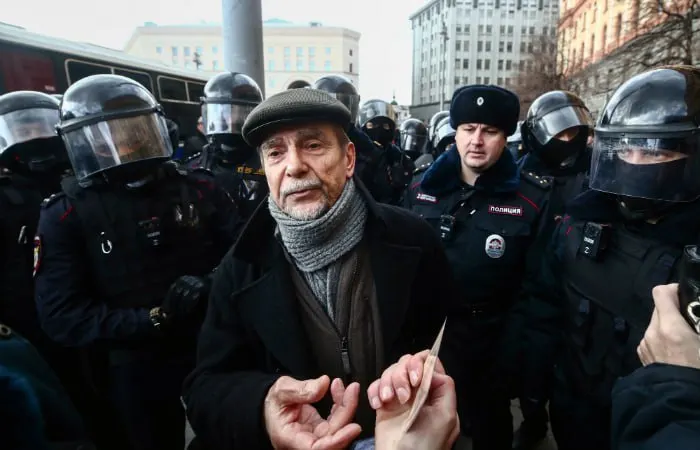 В Хорошевском суде Москвы началось заочное рассмотрение дела против 84‑летнего Льва Пономарева: обвинение просит 6,5 года колонии и запрет администрирования сайтов на 10 лет.