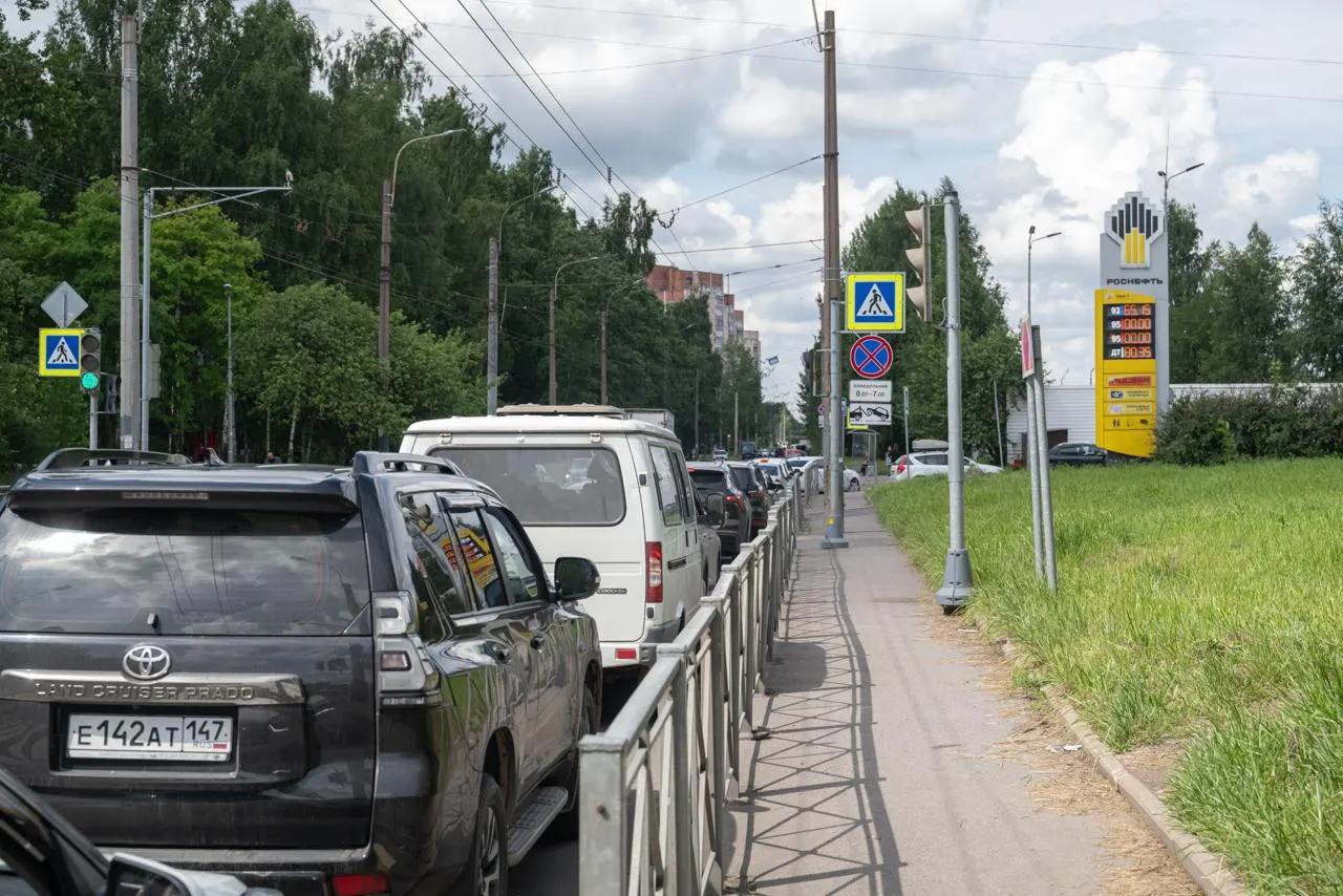 Проверка на нескольких городских АЗС показала: несмотря на временное разрешение на продажу бензина Евро‑3 по России, в Петербурге пока продают Евро‑5, а сотрудники заправок скептически относятся к быстрой смене топлива.