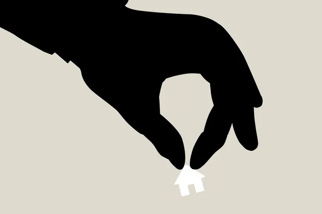 Новый закон разрешает арест активов россиян, находящихся за рубежом. Собрали краткую инструкцию — кто под угрозой, как оформить дарение или доверенность, какие налоги и какие способы безопасно получить оплату при удалённой продаже.