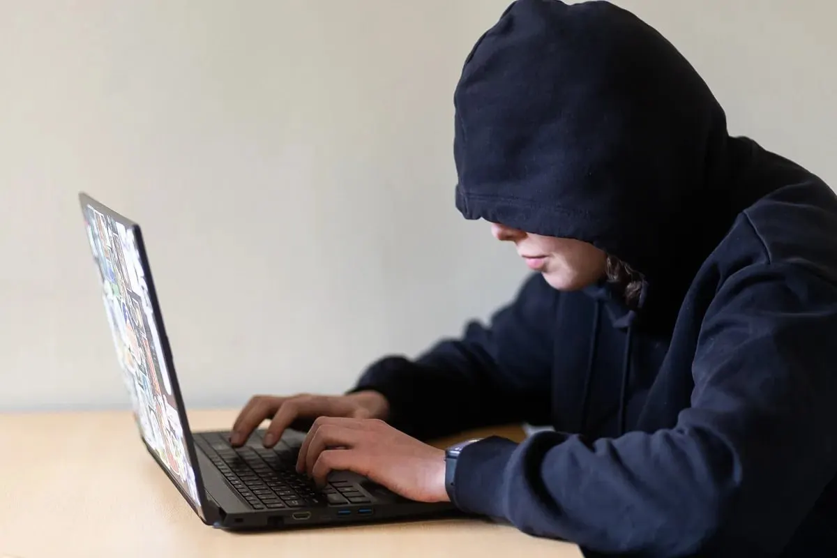 Законопроект предлагает ввести судебные охранные ордера против навязчивого преследования: запрет на приближение, посещение привычных мест и общение с жертвой. При одобрении документ может вступить в силу с 1 января 2027 года.