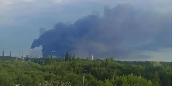 После атаки БПЛА в Салавате остановлена работа завода: повреждены установки первичной переработки. Это уже пятая приостановка крупных НПЗ с начала июля — ситуация сократила выпуск топлива и повышает риски для рабочих.