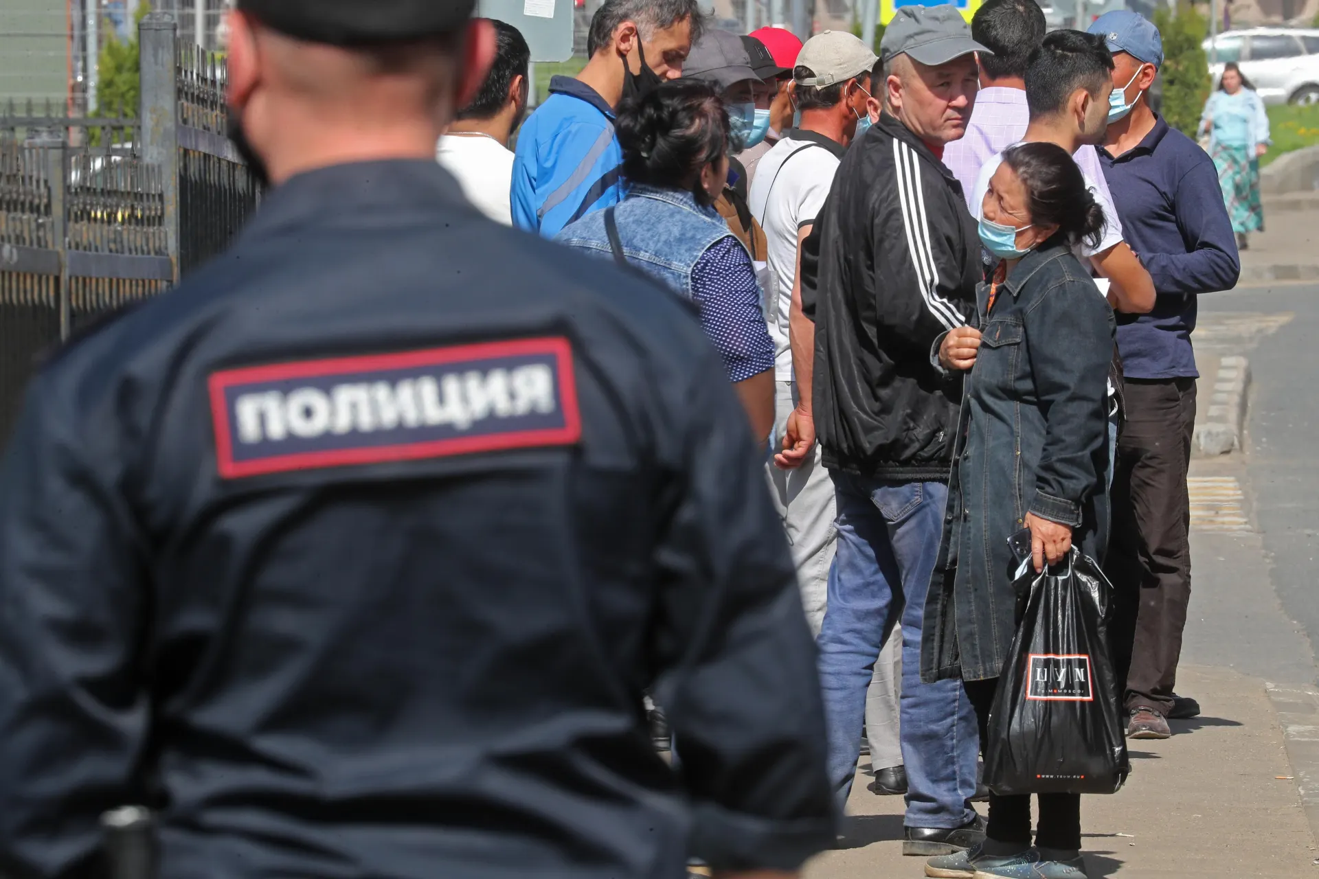 Правительство подготовило ко второму чтению поправки, расширяющие перечень правонарушений с безальтернативной депортацией: в него предлагают добавить дискриминацию и неповиновение пограничникам. Законопроект уже прошёл первое чтение.