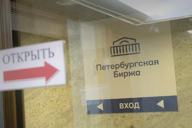С 21 июля на бирже запретят покупки бензина исключительно для последующей перепродажи посредникам: покупки допустимы только для собственных нужд или для поставки заранее указанному конечному получателю. Нарушения будут наказываться ограничением доступа к торгам.