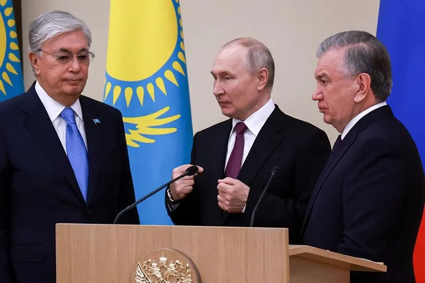 Распоряжения о начале переговоров подписаны 27 июля. Речь идёт об обновлении соглашений, которые регулируют поставки, ремонт, совместные разработки и обмен технологией; инициатива связана с введёнными после начала войны в Украине ограничениями на экспорт военно‑технических компонентов.