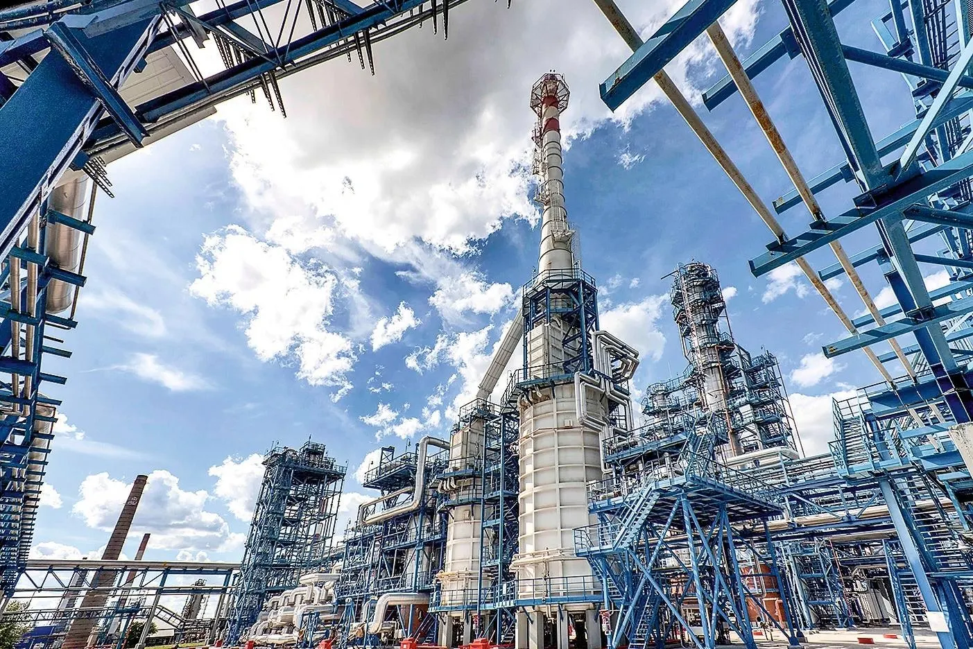 Власти в июне нарастили субсидии нефтепереработчикам более чем в шесть раз год к году — компании получили свыше 210 млрд рублей. Мера направлена на удержание топлива внутри страны и снижение риска дефицита и роста цен.