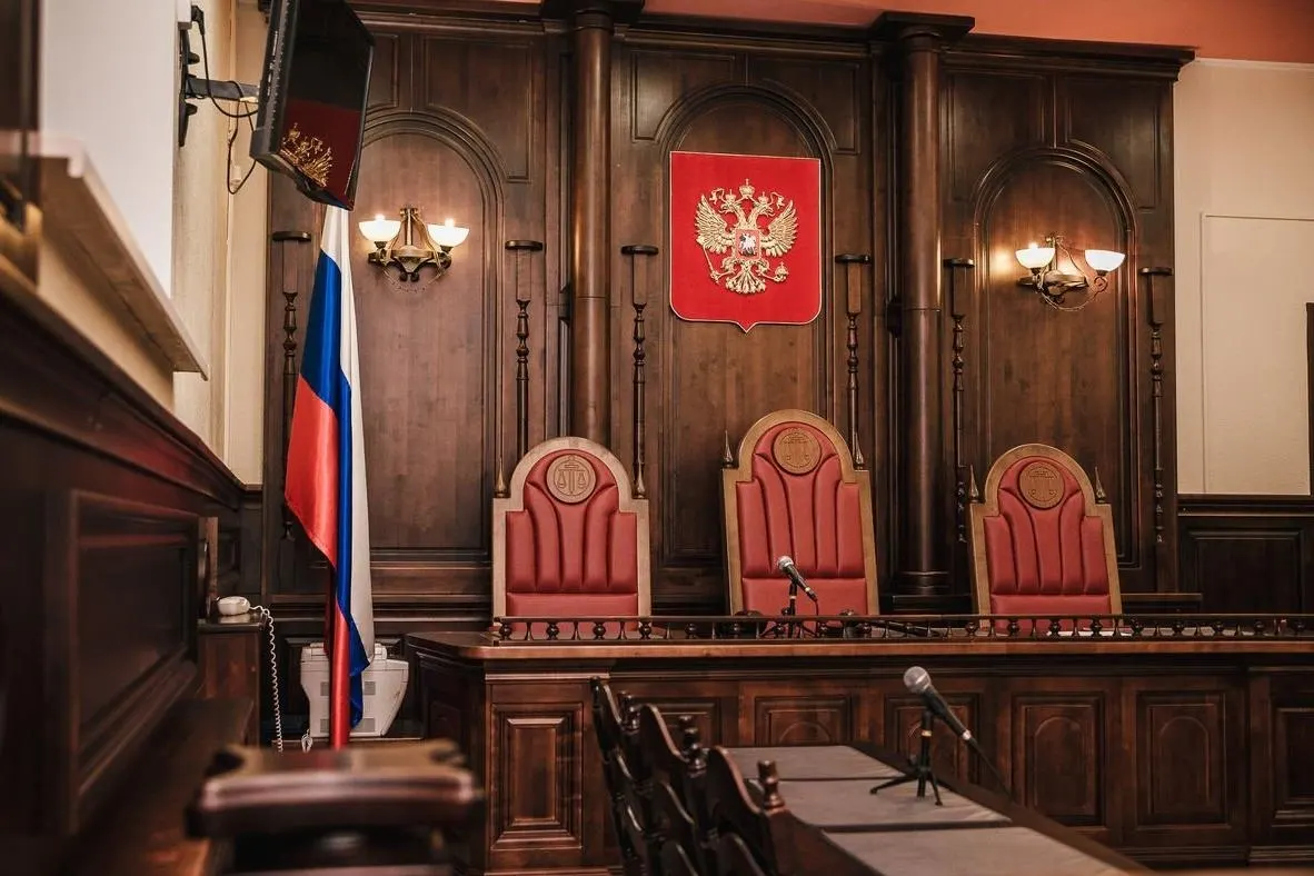 Верховный суд предлагает разрешить занимать ряд должностей в судебных апаратах выпускникам юридических колледжей и студентам, освоившим не менее половины программы. Инициативу объясняют кадровым дефицитом и низкой оплатой труда; закон не потребует дополнительных расходов бюджета.