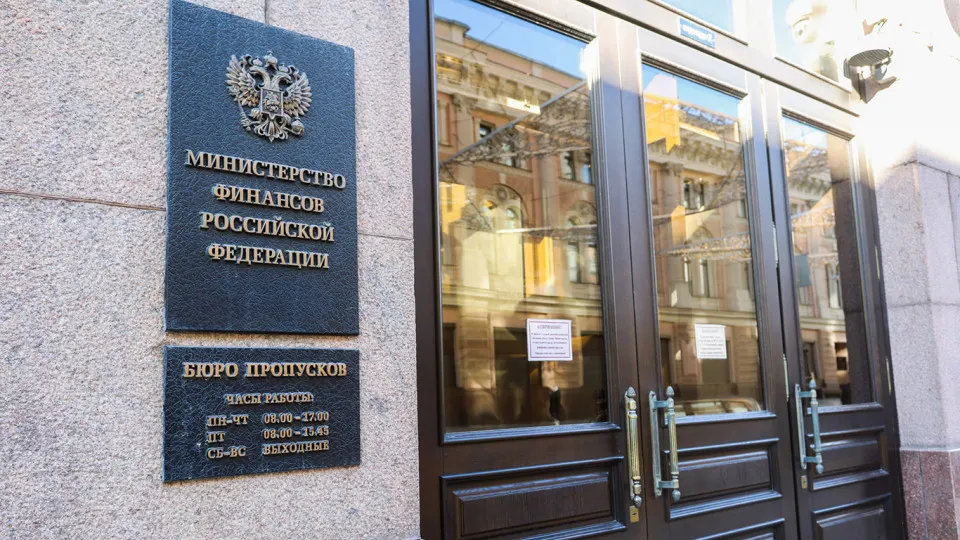 После 2022 года Россия перешла к устойчиво дефицитной бюджетной модели: госдолг увеличился на 68%, обслуживание займов стало значительной статьёй расходов, а к 2028 году процентные выплаты могут съедать десятки процентов бюджета.