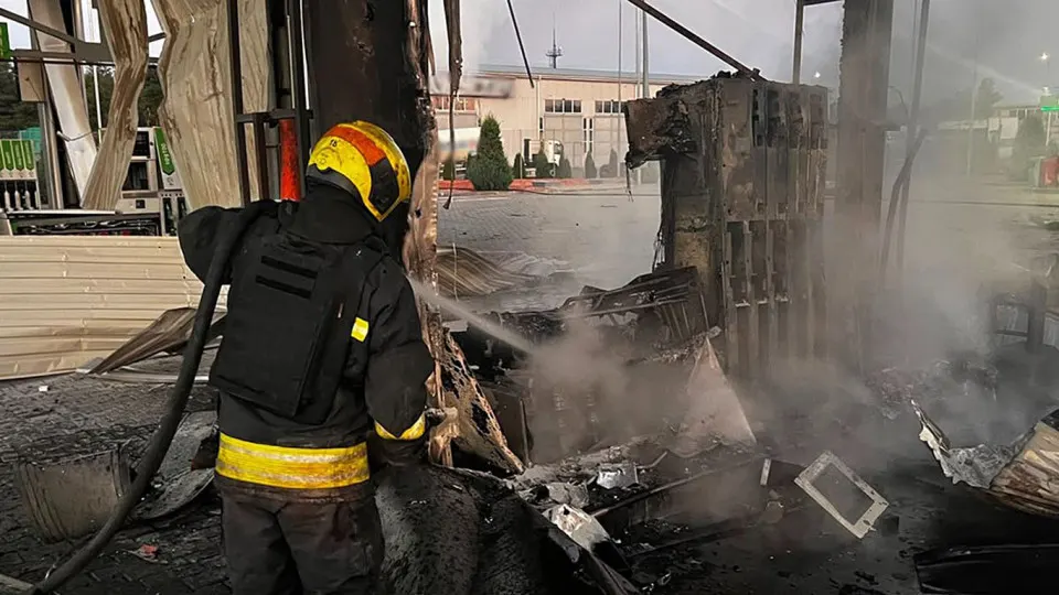 Ночью 1 июля удары беспилотников по Днепропетровской области повредили пять автозаправок; одна женщина погибла, трое ранены. Атака совпала с глубоким дефицитом топлива в РФ из‑за падения производства на НПЗ и перебоев в поставках.