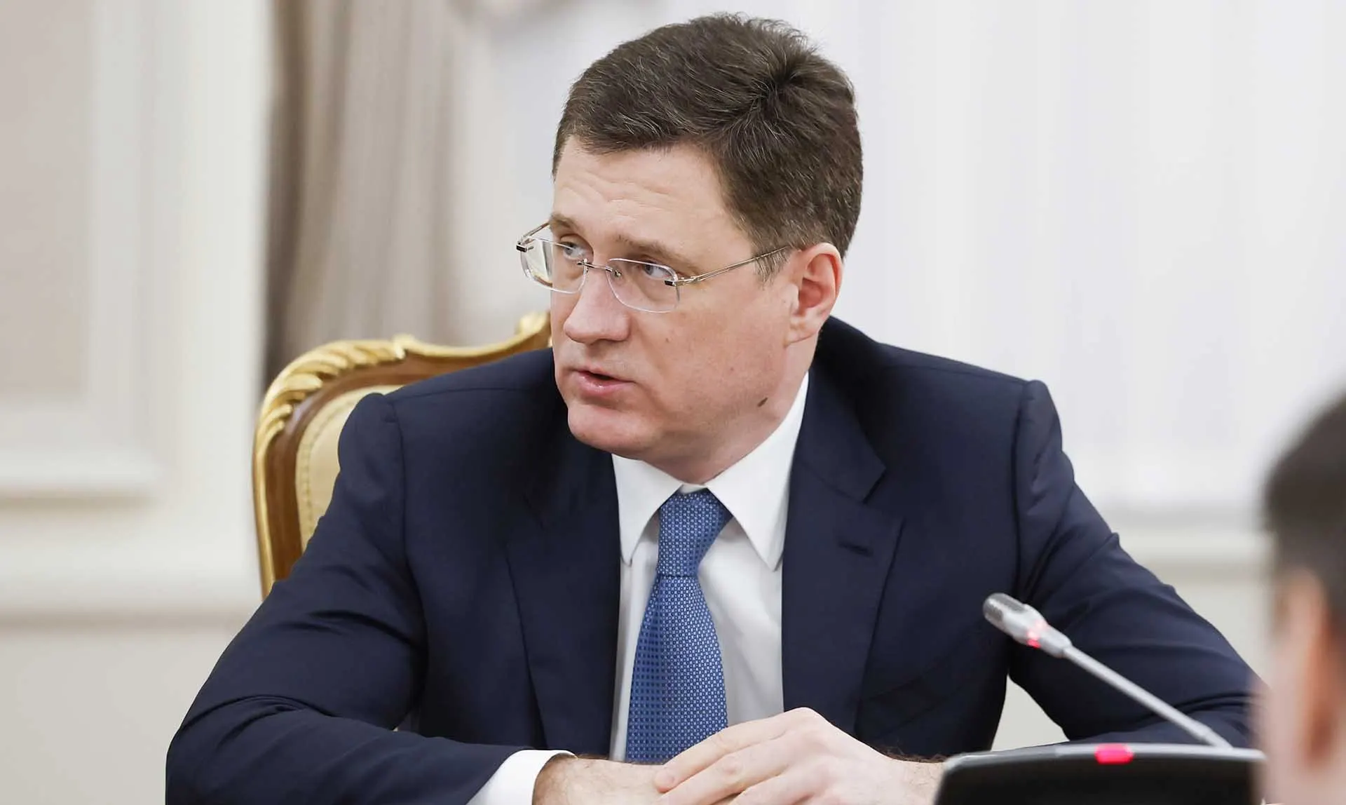 Вице‑премьер заявил, что в целом запасы топлива в России достаточны; отдельные перебои на АЗС связаны с логистическими изменениями и быстро устраняются. В регионах вводят режимы готовности из‑за нехватки горючего.