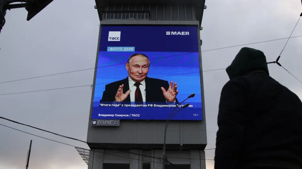 Минэкономразвития сообщает рост ВВП на 0,3% за первое полугодие 2026 года. Военный сектор продолжает поддерживать экономику, тогда как гражданские отрасли сокращаются, а прогнозы на год пересмотрены в сторону понижения.