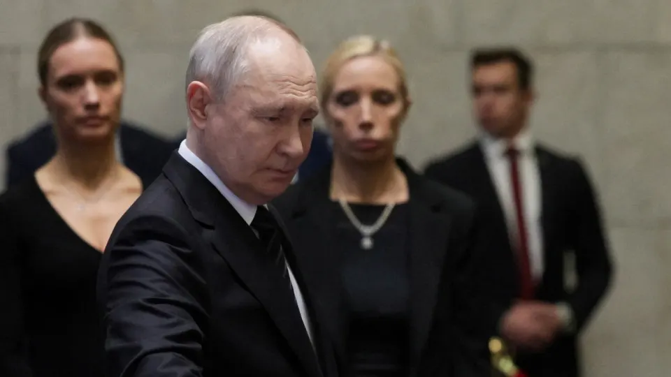 По данным собеседников в федеральных и региональных органах власти, власти рассматривают возможность введения военного положения после сентябрьских выборов и другие ограничительные меры в случае ухудшения ситуации.