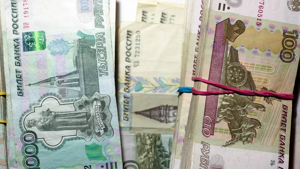 В первой половине июля объём наличных в обращении резко вырос, банки теряют депозиты и всё активнее привлекают средства регулятора через операции репо. На этом фоне растёт доля проблемных кредитов и усиливаются риски для стабильности банковской системы.