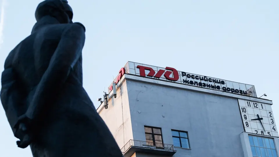 Индексацию тарифов решили провести раньше, чтобы поддержать железнодорожную монополию с почти 4 трлн рублей долга. Компания сокращает инвестпрограмму и готовится к сокращениям персонала.