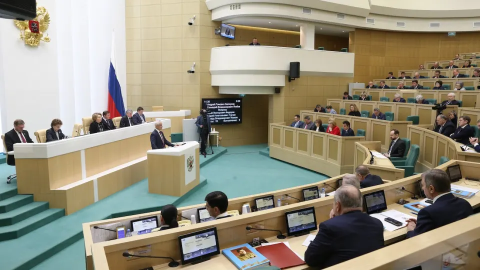 Новый закон вводит официальный перечень «уклоняющихся» россиян за границей и широкий набор ограничений — от блокировки банковских услуг и операций с недвижимостью до отказа в электронных госуслугах и консульной помощи.