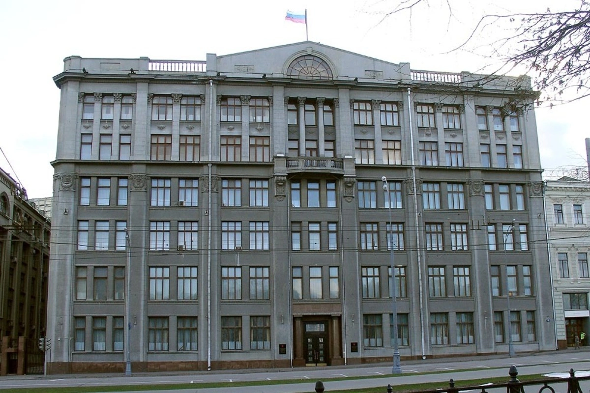 В администрации президента рекомендовали подконтрольным СМИ не публиковать фото и видео последствий ударов ВСУ по российской территории и чаще демонстрировать результаты российских ударов. По словам провластных источников, распоряжение пришло в конце июня, и часть телеграм‑каналов уже сократила публикации с кадрами разрушений.
