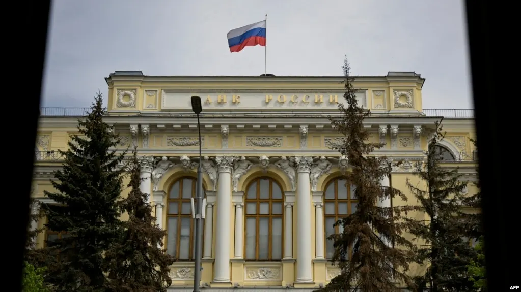 ЦБ включил Bitcoin, Ethereum и USDT в перечень доступных к торговле криптовалют и ввел лимиты для неквалифицированных инвесторов; для всех пользователей потребуется оценка рисков. Закон «О цифровых валютах и цифровых правах» вступит в силу 1 сентября 2026 года.