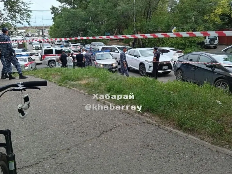 В Хабаровске 56‑летний мужчина умер на улице после того, как сотрудники Росгвардии применили к нему физическую силу при задержании. Следственный комитет проводит проверку, по результатам вскрытия заявлено об отсутствии смертельных телесных повреждений.