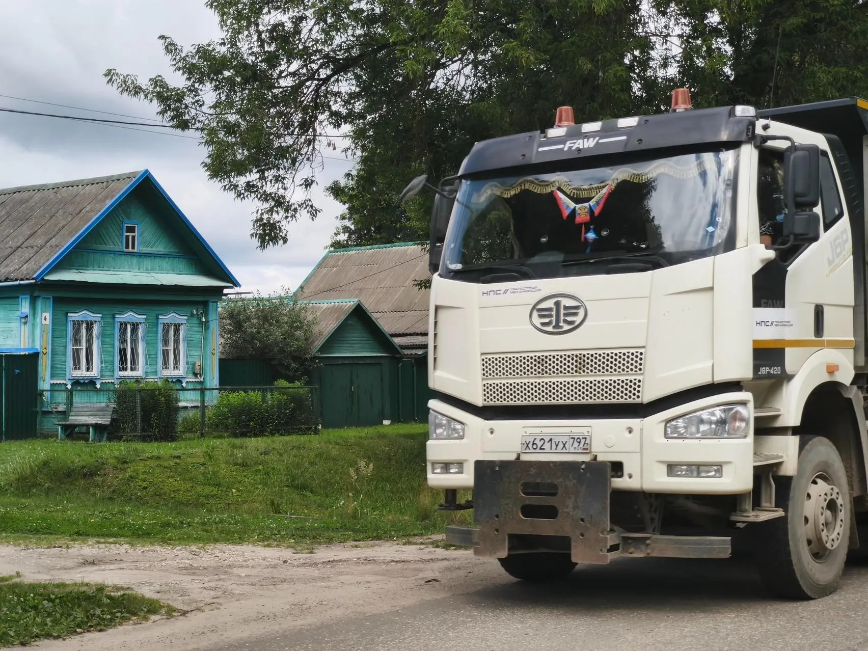 Деревни, попавшие под реализацию трассы, сталкиваются с выселением жильцов и соседством с тяжелым транспортом.