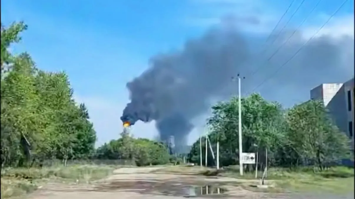 Разгерметизация колонны в одном из цехов Комсомольского НПЗ привела к возгоранию. Ремонтные работы планируются завершить сегодня; пострадавших нет.