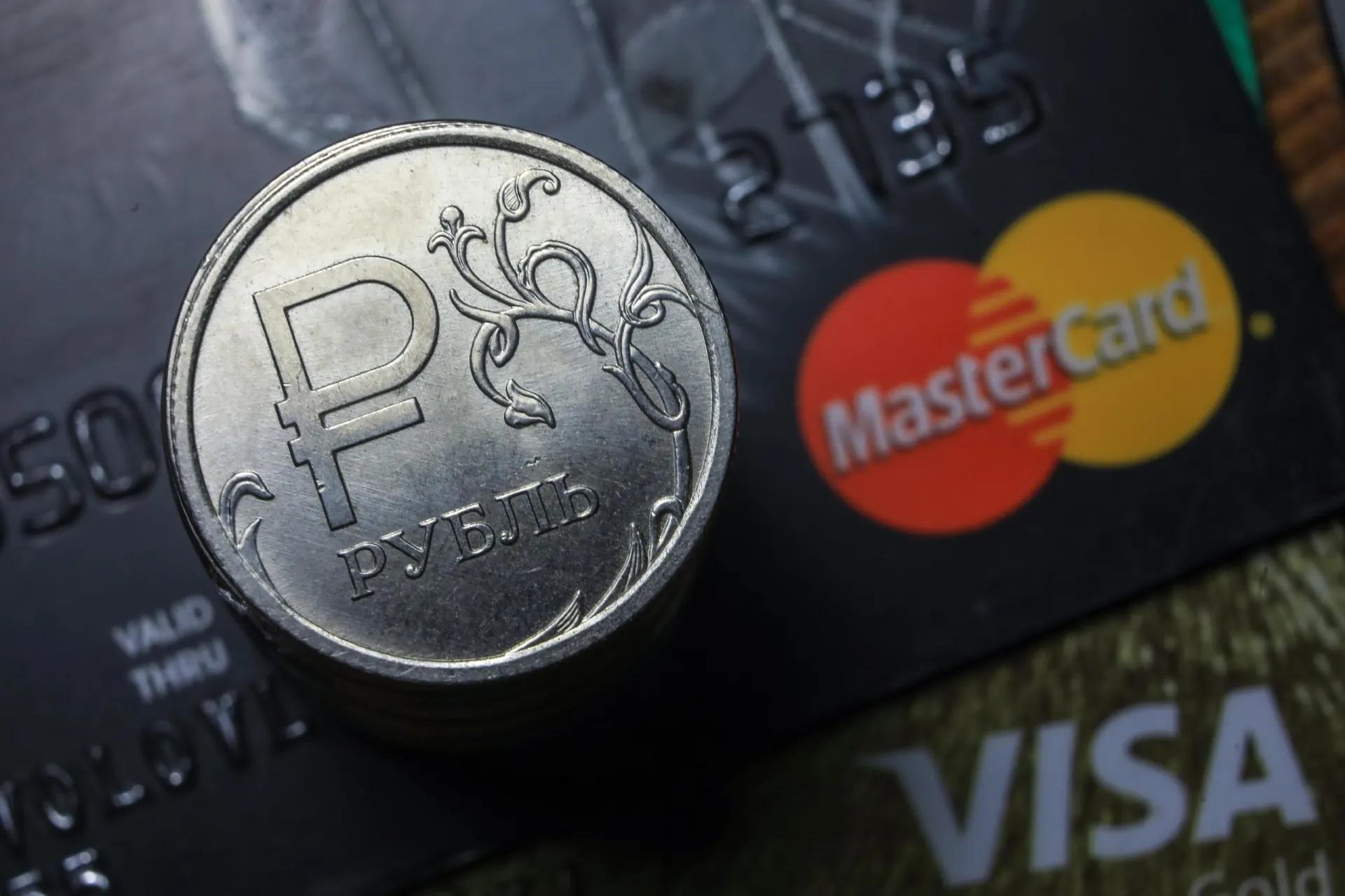 Проблемы с платежами через Visa, Mastercard и систему СБП затронули россиян по всей стране.