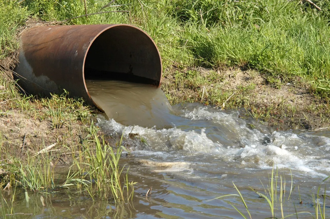 Законопроект об освобождении водоканалов от платы за вред окружающей среде при наличии экологических программ обсуждается в Госдуме; Минприроды поддерживает концепцию с доработками, Счетная палата выражает критическую позицию.